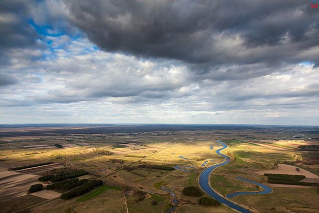 Rzeka Narew w okolicy Gory Strekowej. EU, Pl, Podlaskie. Lotnicze.