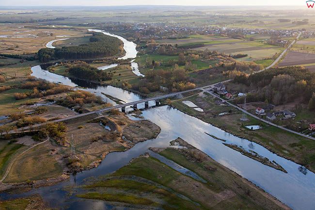 Witkowo, most nad Narwia w okolicy Rusi. EU, Pl, Podlaskie. Lotnicze.