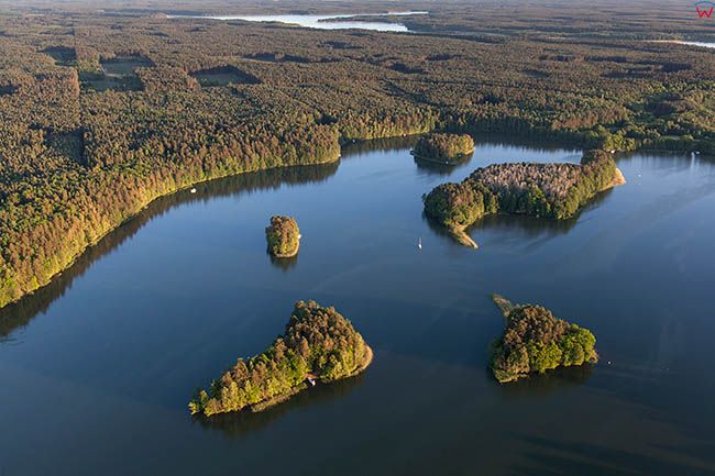 Jezioro Nidzkie z Wyspa Krolewski Ostrow. EU, PL, Warm-Maz. Lotnicze.