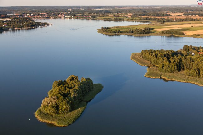 Jezioro Rynskie z panorama w kierunku Rynu. EU, PL, Warm-Maz. Lotnicze.