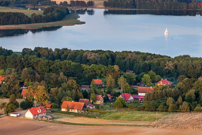 Przystan, panorama na wies na tle jeziora Mamry. EU, PL, Warm-Maz. Lotnicze.