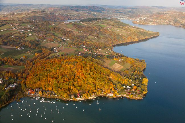 Jezioro Roznowskie, panorama okolicy Znamirowice. EU, Pl,, Malopolskie. Lotnicze.