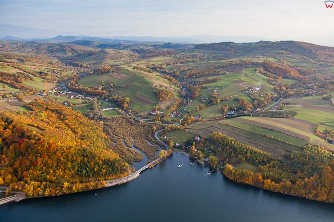 Jezioro Roznowskie z panorama w kierunku Sienna. EU, Pl,, Malopolskie. Lotnicze.