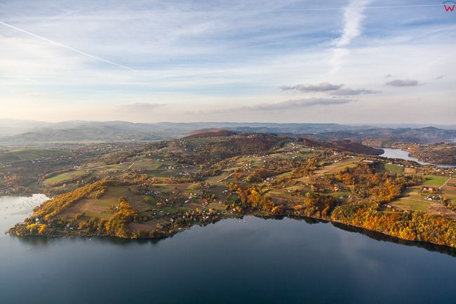 Jezioro Roznowskie z panorama na Roznow. EU, Pl,, Malopolskie. Lotnicze.