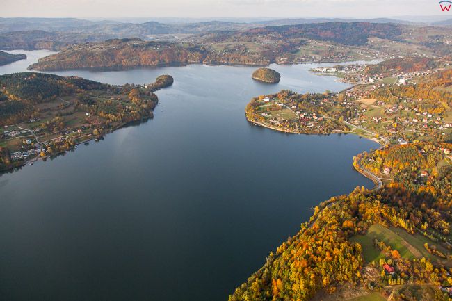 Jezioro Roznowskie z panorama na Grodek. EU, Pl,, Malopolskie. Lotnicze.