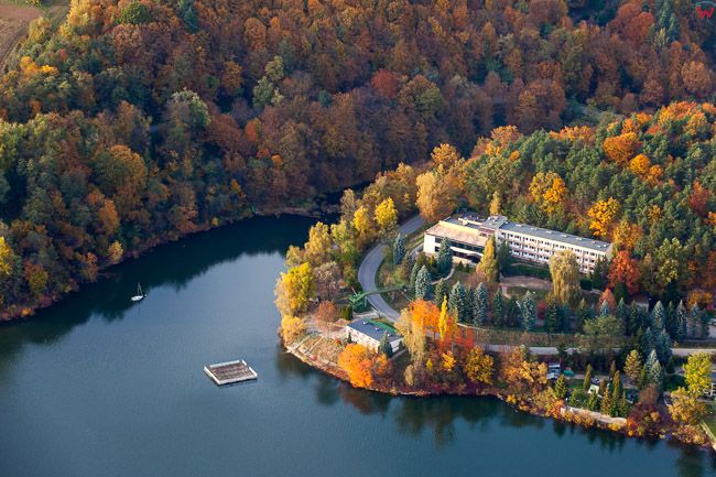 Jezioro Roznowskie z NW brzegiem. EU, Pl,, Malopolskie. Lotnicze.