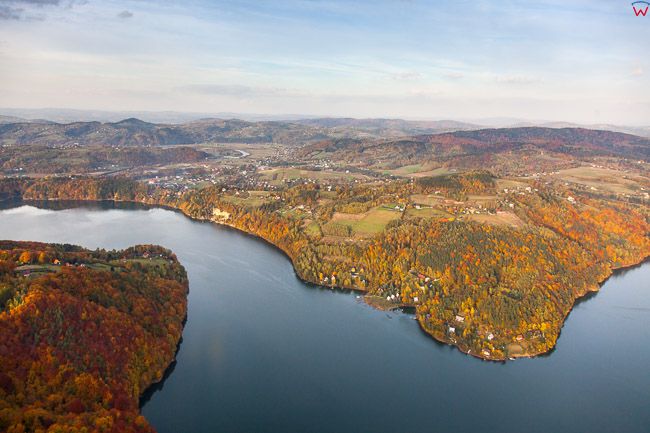Jezioro Ronowskie z panorama w kierunku Roznowa. EU, Pl,, Malopolskie. Lotnicze.