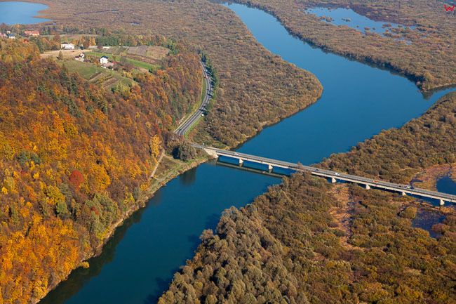 Bialawoda, Dunajec z mostem w Bialawoda. EU, Pl, Malopolskie. Lotnicze.