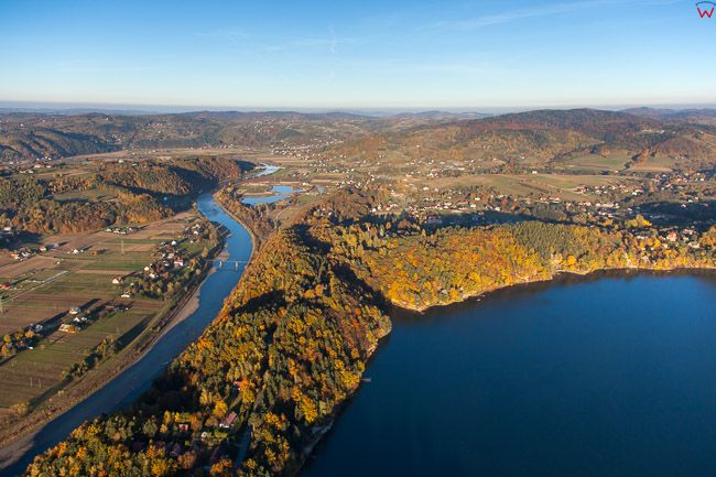 Jezioro Roznowskie i Dunajec w czesci N. EU, Pl, Malopolskie. Lotnicze.