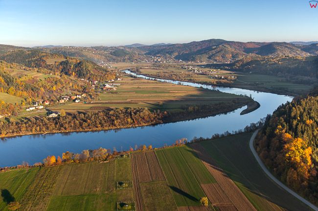 Tropie, panorama okolicy wsi z rzeka Dunajec. EU, Pl, Malopolskie. Lotnicze.