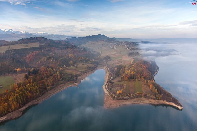 Jezioro Czorsztynskie, okolica Falsztyn. EU, PL, Malopolskie. Lotnicze.