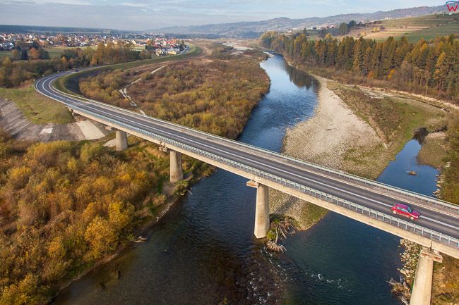 Szlembark, wiadukt na Dunajcu i niski poziom rzeki. EU, Pl, Malopolska. Lotnicze.