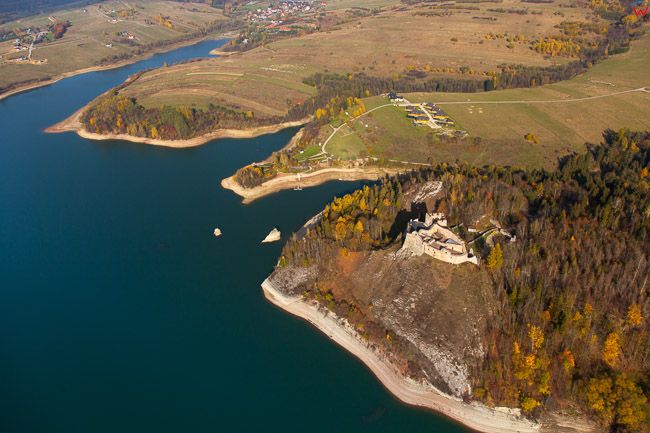 Jezioro Czorsztynskie z panorama na zamek Czorsztyn. EU, PL, Malopolska. Lotnicze.