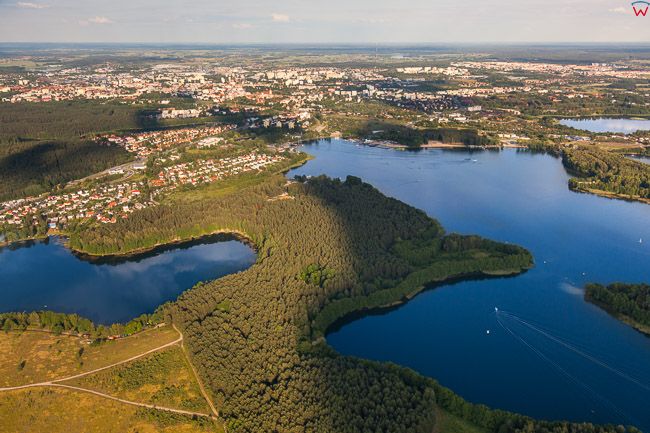 Jezioro Ukiel na tle Olsztyna. EU, PL, warm-maz. Lotnicze.