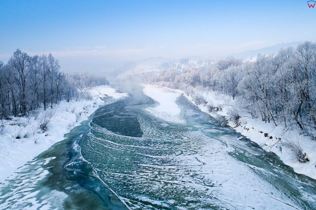 Dunajec, zamarznieta rzeka w okolicy wsi Knurow. EU, PL, malopolskie, Lotnicze