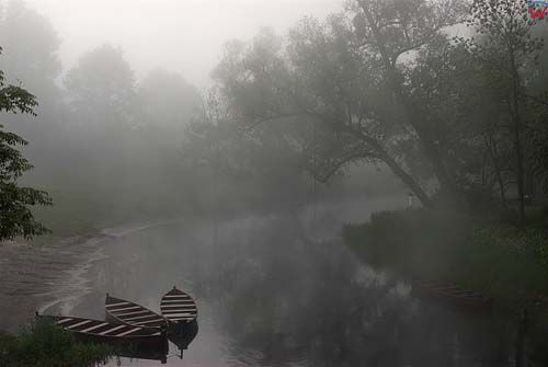 Mgła nad rzeką Krutynia w Mazurskim Parku Krajobrazowym.