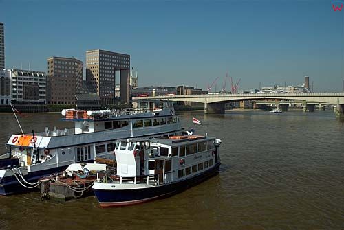Zacumowane statki na Tamizie przy moście London Bridge