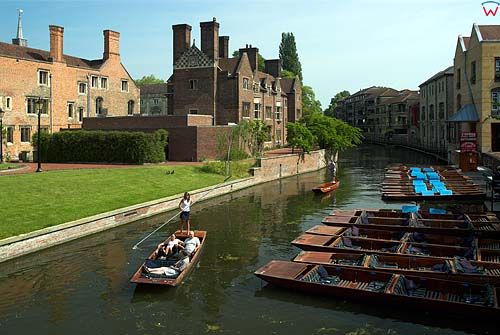 Cambridge. Łódki pychówki na kanale.