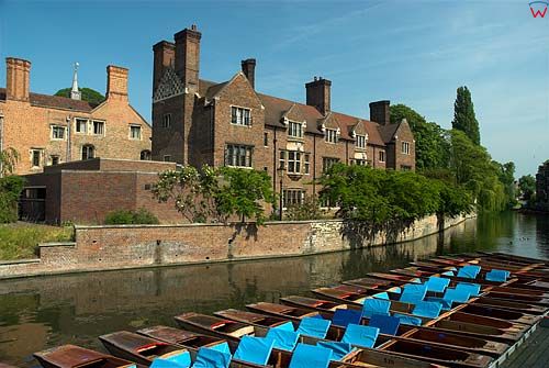Cambridge. Łódki pychówki na kanale.