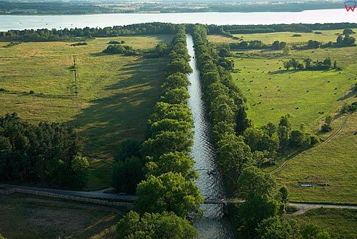 LOTNICZE. Warm-Maz. Kanal Talcki, na tle jeziora Talty.