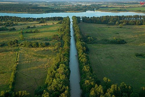 LOTNICZE. Warm-Maz. Kanal Talcki na tle jeziora Taltowisko.