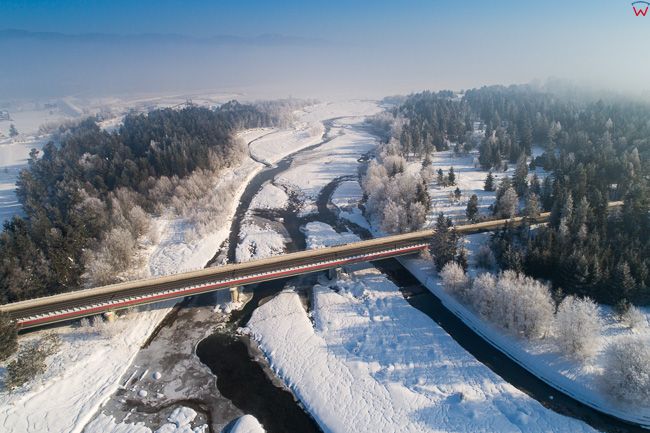 Bialka, przelom rzeki przy ujsciu do Zalewu Czorsztynskiego w zimowej scenerii. EU, PL, malopolskie, Lotnicze