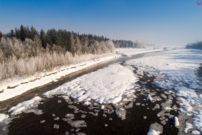 Bialka, przelom rzeki przy ujsciu do Zalewu Czorsztynskiego w zimowej scenerii. EU, PL, malopolskie, Lotnicze