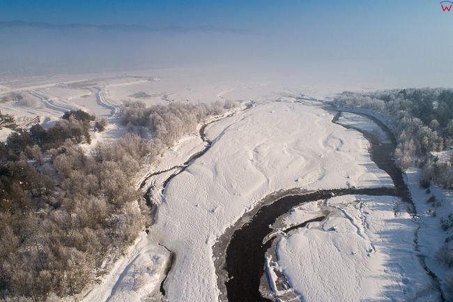 Bialka, przelom rzeki przy ujsciu do Zalewu Czorsztynskiego w zimowej scenerii. EU, PL, malopolskie, Lotnicze