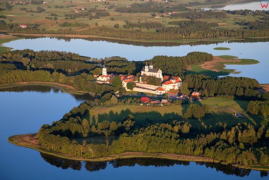 Lotnicze, Pl, Podlaskie. Klasztor Kamedulow nad jeziorem Wigry.