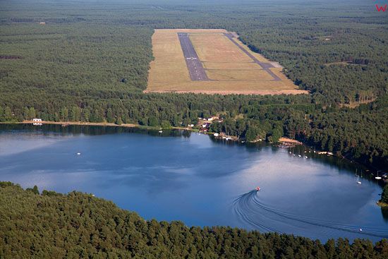 EU, PL, Pomorskie. Pojezierze Kaszubskie. Jezioro Wdzydze z widocznym lotniskiem Borsk.