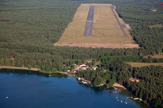EU, PL, Pomorskie. Pojezierze Kaszubskie. Jezioro Wdzydze z widocznym lotniskiem Borsk.
