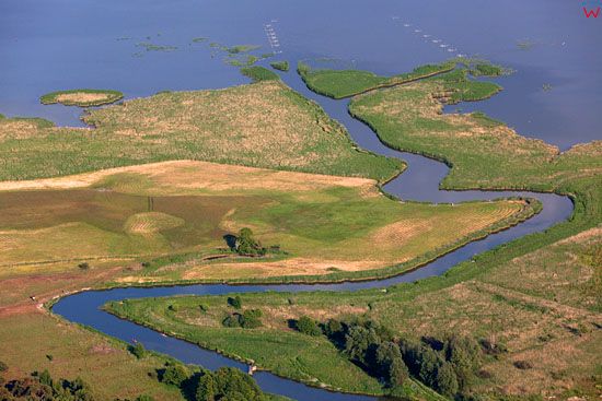 Slowinski Park Narodowy. Rzeka Lupawa laczaca siÄ™ z jeziorem Gardno. EU, PL, Pomorskie, Lotnicze.