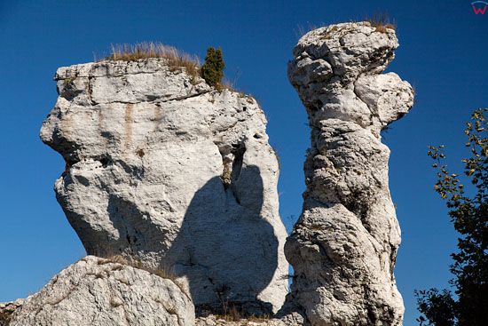 Gora Zamkowa w Podzamczu z widocznymi skalami Dwie Siostry: Sfinks i Lall EU, Pl, Slask, LOTNICZE.