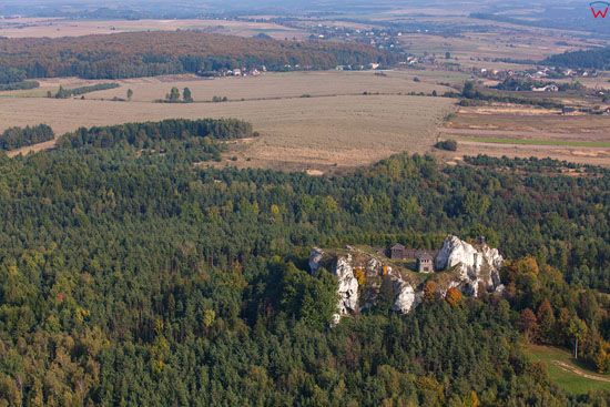 Gora Birow, grod na gorze w Podzamczu. EU, Pl, Slaskie. LOTNICZE.