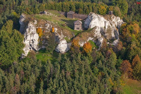 Gora Birow, grod na gorze w Podzamczu. EU, Pl, Slaskie. LOTNICZE.
