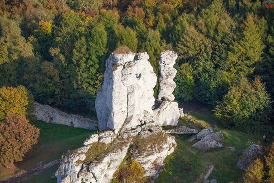 Gora Zamkowa w Podzamczu z widoczna skala Niedzwiedz i Dwie Siostry: Sfinks i Lall. EU, Pl, Slaskie. LOTNICZE.