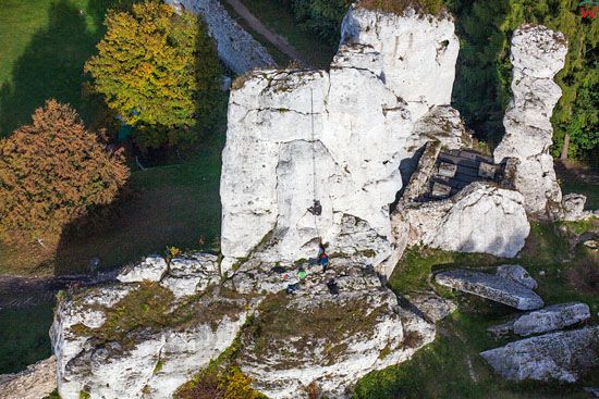 Gora Zamkowa w Podzamczu z widoczna skala Niedzwiedz i Dwie Siostry: Sfinks i Lall