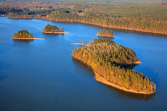 Jezioro Nidzkie z najwieksza wyspa Krolewski Ostrow. EU, Pl, Warm-Maz. Lotnicze.
