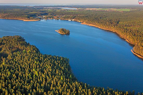 Jezioro Beladany z widoczna Wyspa Piaseczna. EU, Pl, Warm-Maz. Lotnicze.