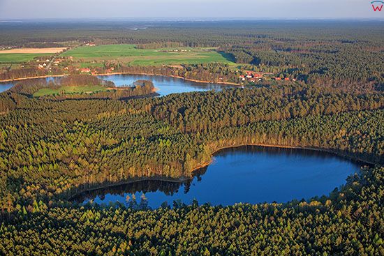 Wesolek, srodlesne jezioro na terenie Mazurskiego Parku Krajobrazowego. EU, Pl, Warm-Maz. Lotnicze.