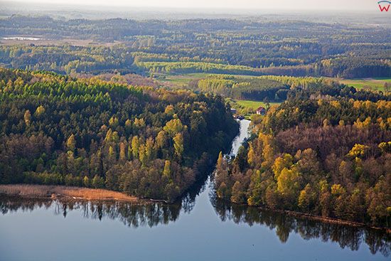 Jezioro Rydzowka, nz. wyjscie Kanalu Mazurskiego z jeziora. EU, Pl, Warm-Maz. Lotnicze.