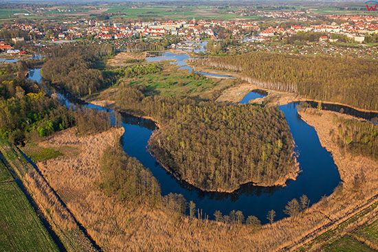 Wegorapa, rzeka na tle Wegorzewa. EU, Pl, Warm-Maz. Lotnicze.