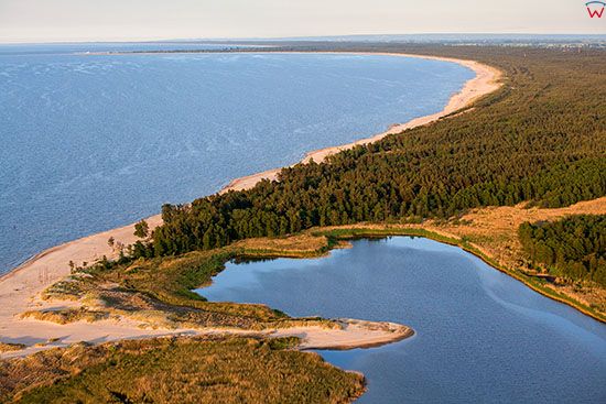 Zatoka Gdanska, jezioro i Rezerwat Przyrody Ptasi Raj. EU, PL, Pomorskie. Lotnicze.