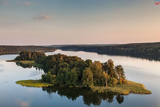 Brodnicki Park Krajobrazowy, jezioro Bachotek z Wyspa Skarbow. EU, PL, Pomorskie. Lotnicze.
