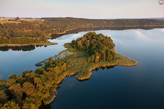 Brodnicki Park Krajobrazowy, jezioro Bachotek z Wyspa Skarbow. EU, PL, Pomorskie. Lotnicze.