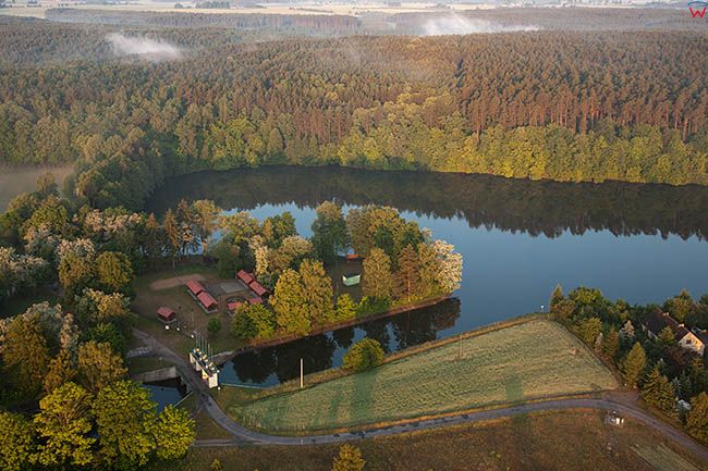Wdecki Park Krajobrazowy, zapora po SSE stronie jeziora Zurskiego. EU, PL, Kujawsko-Pomorskie.