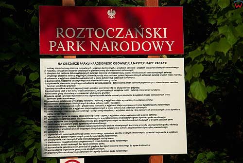 Lubelskie. Tablica informacyjna przed wejsciem na teren parku.