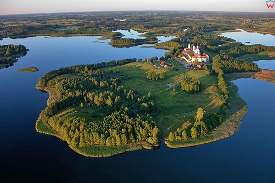 Lotnicze, Pl, Podlaskie. Klasztor Kamedulow nad jeziorem Wigry.