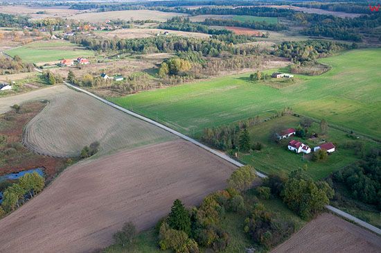 Lotnicze, warm-maz. Grunty rolne polozone w bliskim sasiedztwie posiadlosci Prezydenta Aleksandra Kwasniewskiego.
