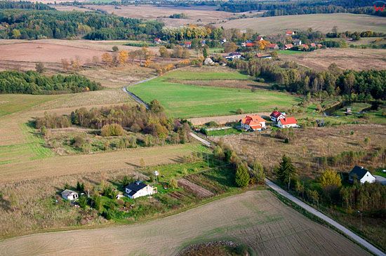 Lotnicze, warm-maz. Grunty rolne polozone w bliskim sasiedztwie posiadlosci Prezydenta Aleksandra Kwasniewskiego.